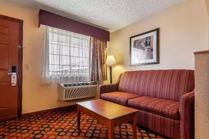 キングサイズベッドのスイートルーム, Quality Inn & Suites Owasso Us 169