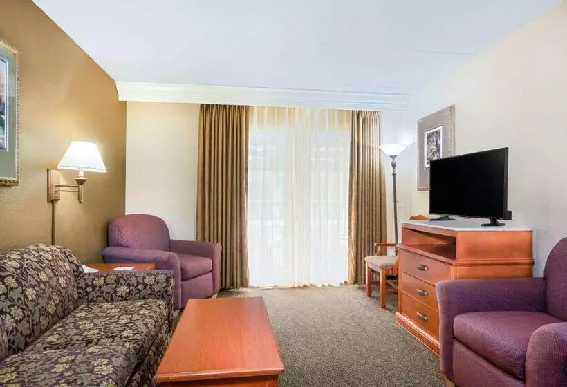 デラックススイート, Ramada By Wyndham Plymouth Hotel & Conference Center