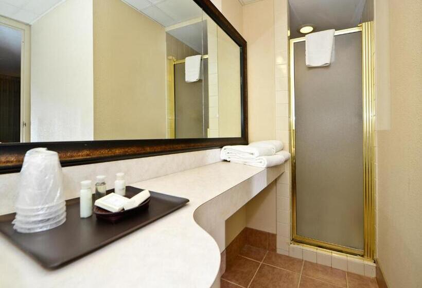 Люкс Superior 2 Спальни, Ramada By Wyndham Plymouth Hotel & Conference Center