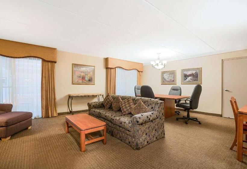 جناح سوبيريور غرفتين نوم, Ramada By Wyndham Plymouth Hotel & Conference Center