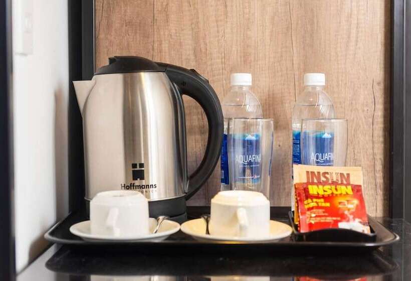 اتاق لوکس, Golden Lotus Central