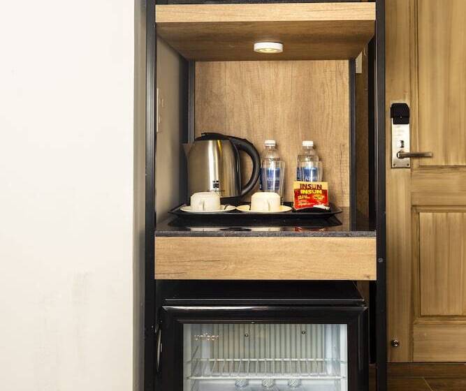 اتاق لوکس, Golden Lotus Central