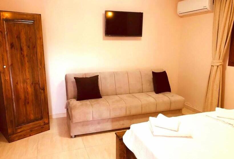 غرفة قياسية رباعية مطلة على الحديقة, Paradise Karpaz Hotel & Restaurant