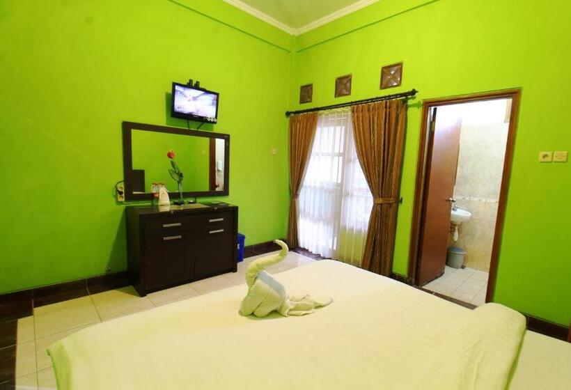 Номер Superior Кровать Кинг, Sinergi Hotel Tretes