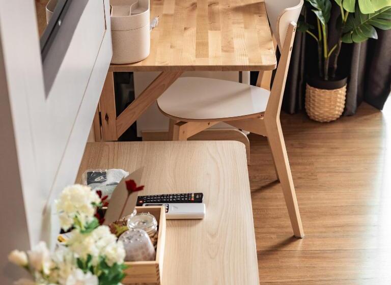 غرفة قياسية ثلاثية مزودة بشرفة, The Brown