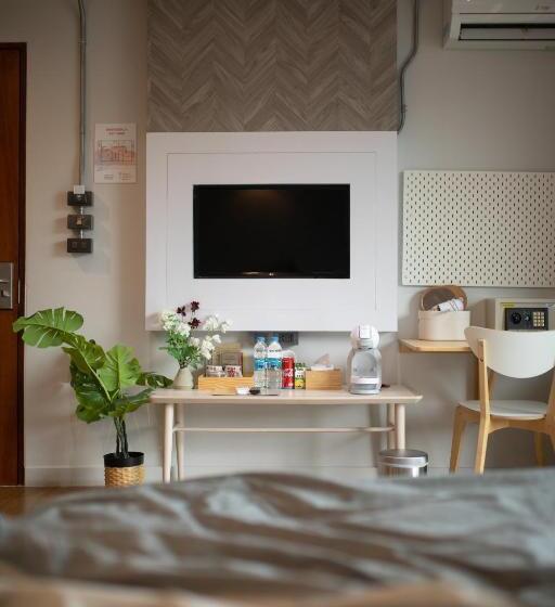 غرفة قياسية ثلاثية مزودة بشرفة, The Brown