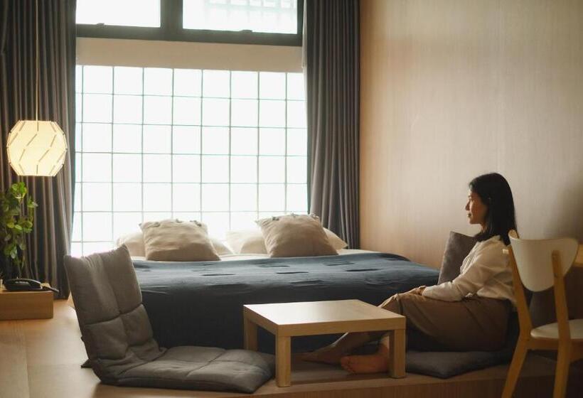 غرفة ديلوكس, The Brown