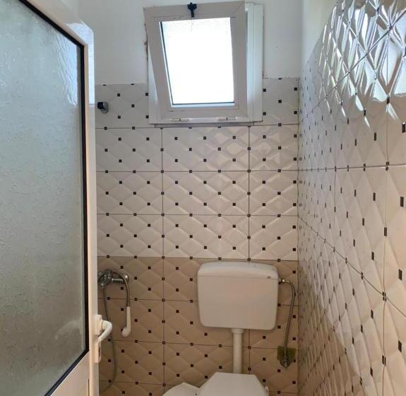 اتاق استاندارد چهار تخته, Denaj House