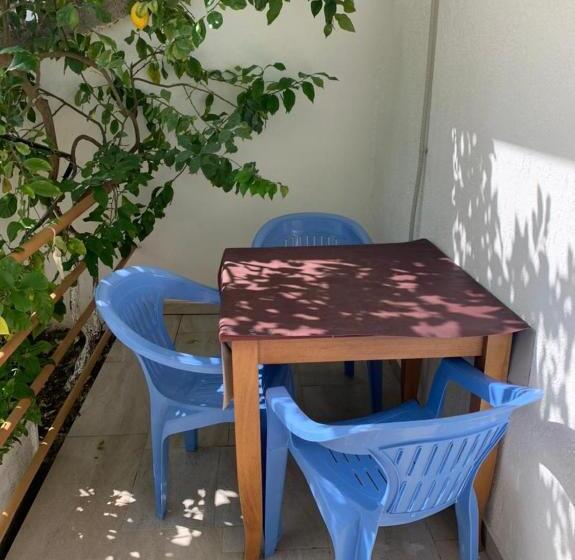 اتاق استاندارد چهار تخته, Denaj House