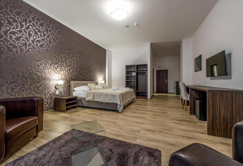 شقة غرفة واحدة, Black Horse