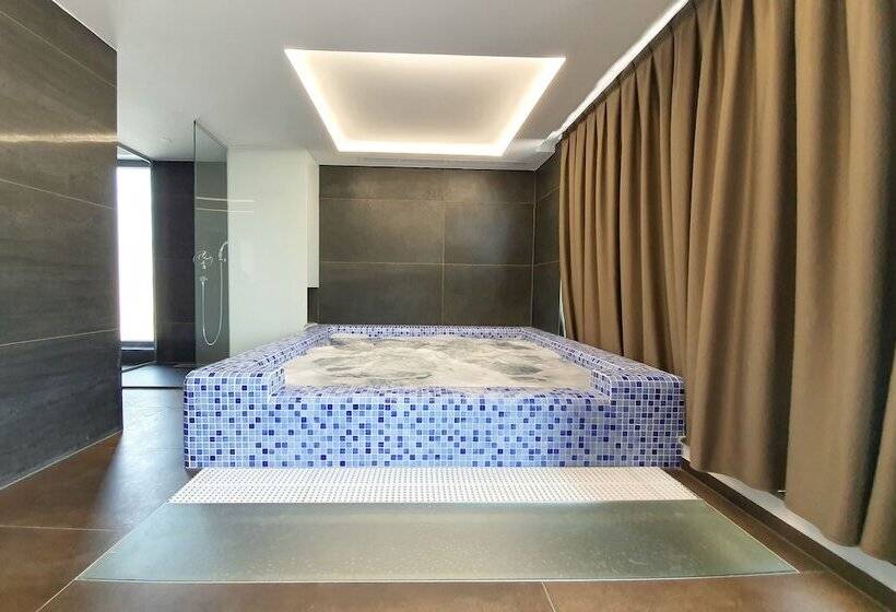 استودیوی لوکس, Nb Hotel&spa