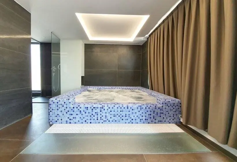 استودیوی لوکس, Nb Hotel&spa