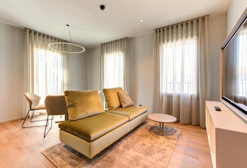 דירת שני חדרים, Villa Italia