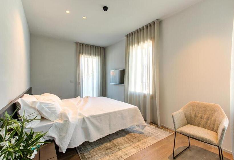 דירת שני חדרים, Villa Italia