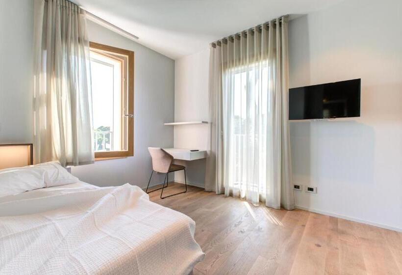 דירת חדר, Villa Italia