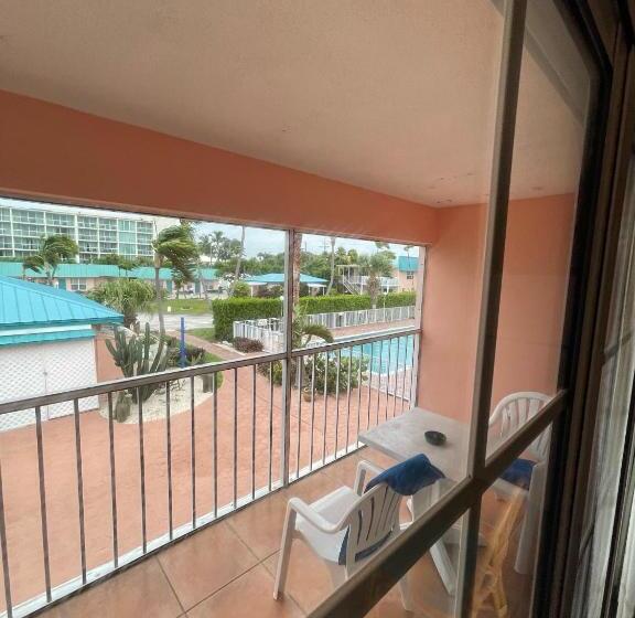 Апартаменты 1 Спальня Вид на Бассейн, Breezy Palms Resort