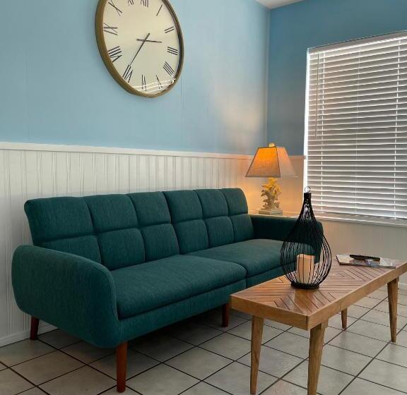 بنجلو قياسى, Breezy Palms Resort