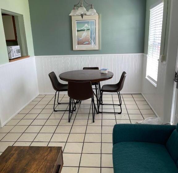 بنجلو قياسى, Breezy Palms Resort