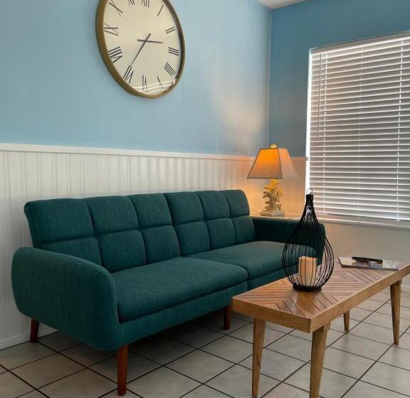 بنجلو قياسى, Breezy Palms Resort