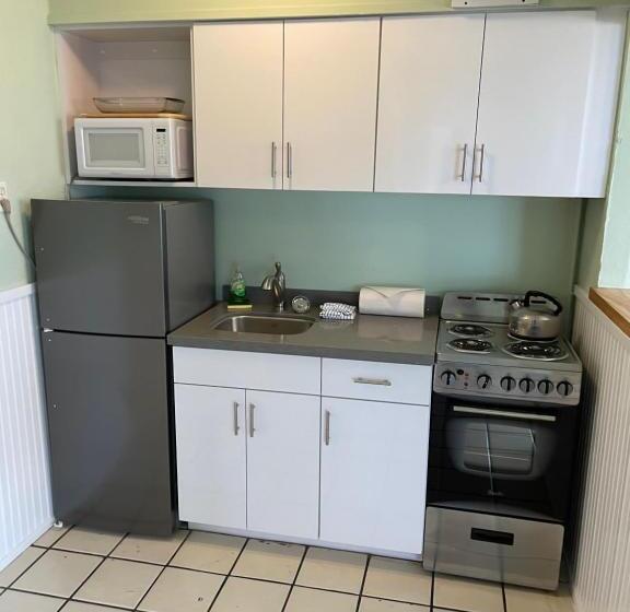 بنجلو قياسى, Breezy Palms Resort