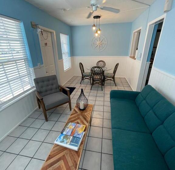 بنجلو قياسى, Breezy Palms Resort