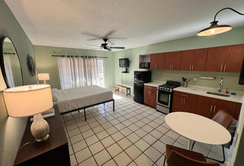 إستوديو قياسى, Breezy Palms Resort