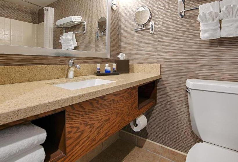 מיטת קינג בסוויטה, Best Western Plus Rama Inn & Suites