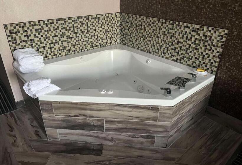 מיטת קינג בסוויטה, Best Western Plus Rama Inn & Suites