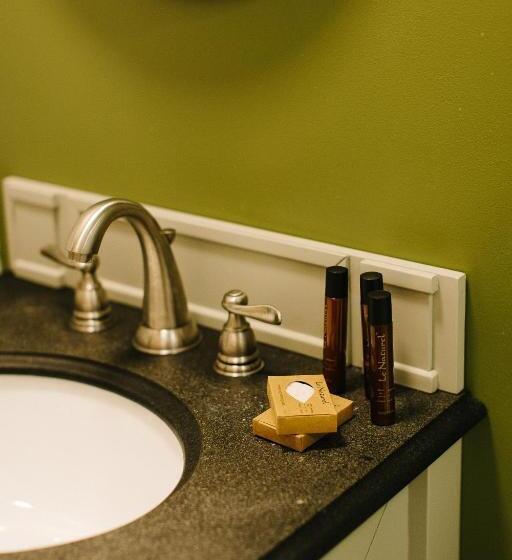 חדר דלוקס פנימי, Brown County Inn