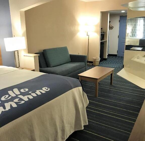 带大床的套房, Days Inn By Wyndham Panama City