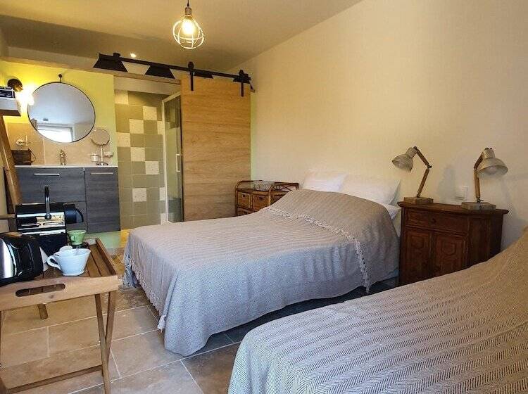 スタンダードトリプルルーム, Domaine Les Bayles   Chambres D Hôtes