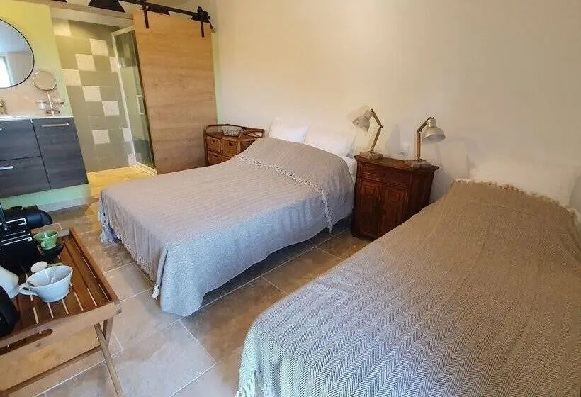 Standard Kolmen Hengen Huone, Domaine Les Bayles Chambres D Hôtes