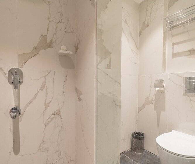 Deluxe Rum, Manorama