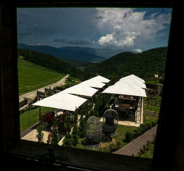 غرفة عائلية مطلّة علي الجبل, Alpine Castle