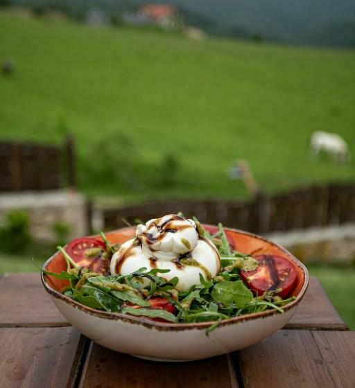 جناح عائلي, Alpine Castle