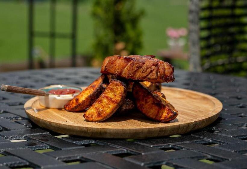 جناح مطلّ علي الجبل, Alpine Castle