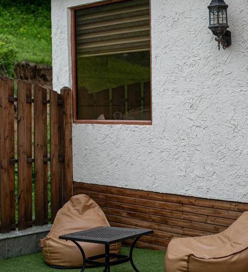 جناح مطلّ علي الجبل, Alpine Castle