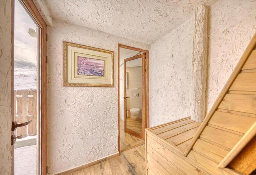 جناح مطلّ علي الجبل, Alpine Castle