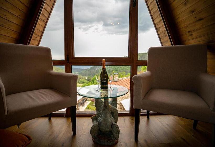 جناح مطلّ علي الجبل, Alpine Castle