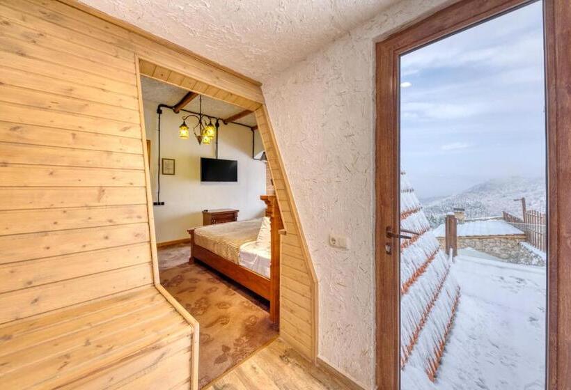 جناح مطلّ علي الجبل, Alpine Castle