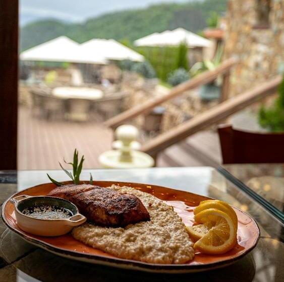 غرفة عائلية مطلّة علي الجبل, Alpine Castle