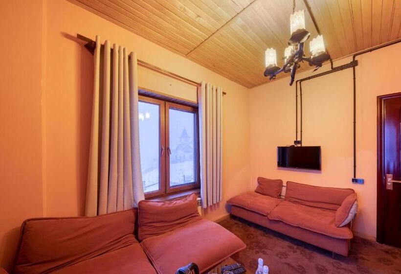 غرفة عائلية مطلّة علي الجبل, Alpine Castle