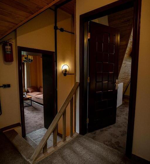 غرفة عائلية مطلّة علي الجبل, Alpine Castle