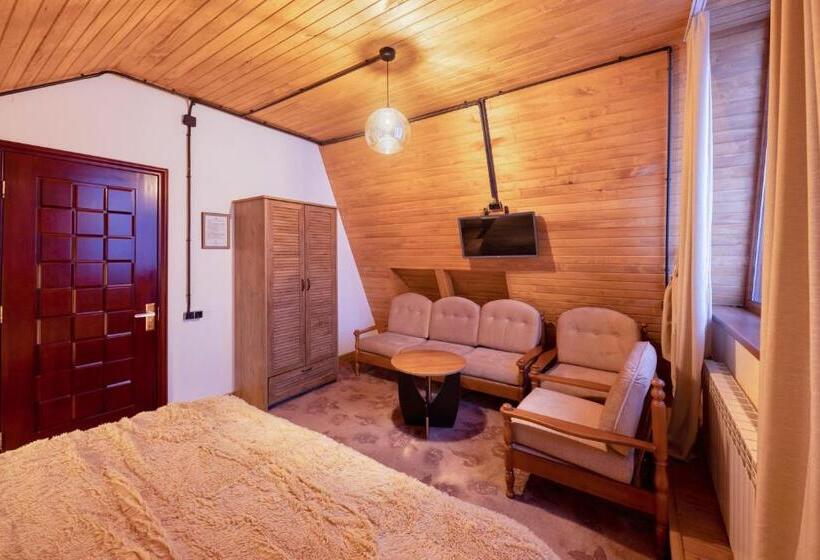 Семейный Номер Вид на Горы, Alpine Castle