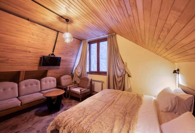 غرفة عائلية مطلّة علي الجبل, Alpine Castle