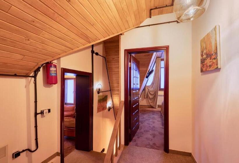 غرفة عائلية مطلّة علي الجبل, Alpine Castle