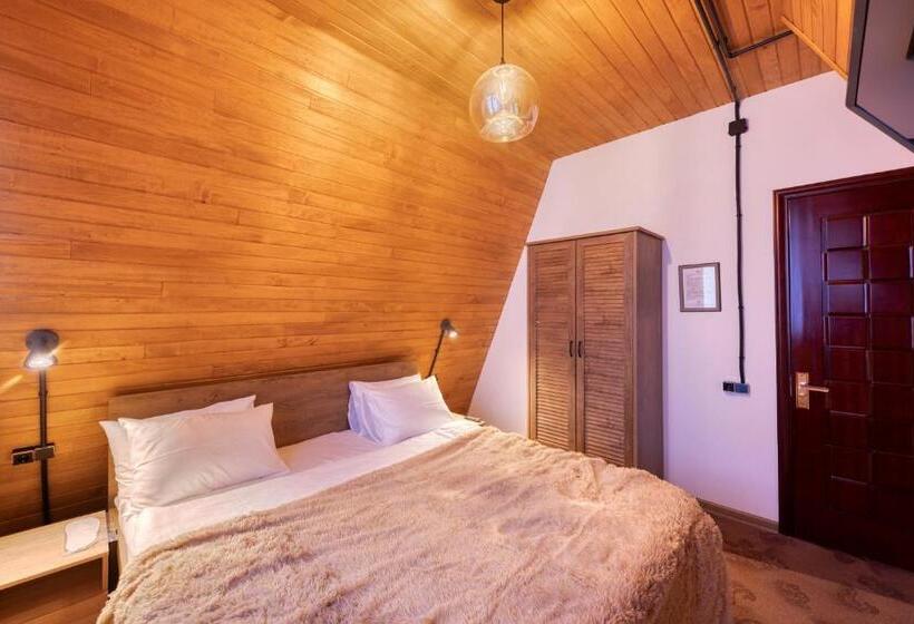 غرفة عائلية مطلّة علي الجبل, Alpine Castle