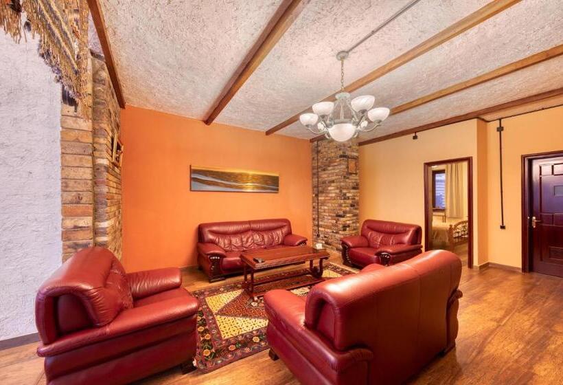 جناح عائلي, Alpine Castle