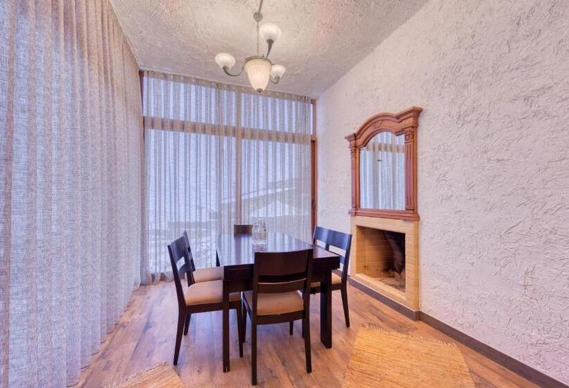 جناح عائلي, Alpine Castle