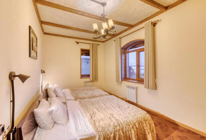 جناح عائلي, Alpine Castle